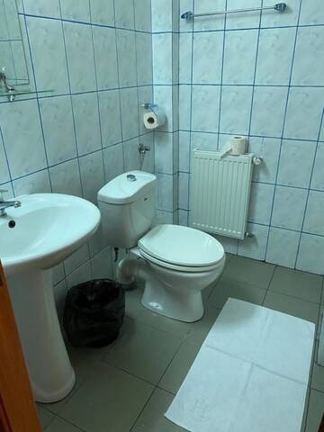 Фото номера Бюджетный двухместный номер с 2 отдельными кроватями Отель KM 80 Restaurant &amp; Hotel г. Mavrodolu 5